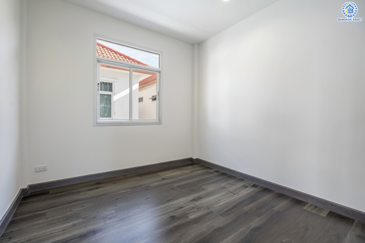 บ้านมือสองตกแต่งใหม่ ม.ปารวีร์ เพชรเกษม63 บ้านแฝดฟังก์ชันระดับบ้านเดี่ยว เนื้อที่ 36 ตร.ว. ฟังก์ชัน 3 ห้องนอน 2 ห้องน้ำ 1 ที่จอดรถ บนพื้นที่ใช้สอย 133 ตร.ม. ทำเลศักยภาพ เชื่อมต่อหลายเส้นทาง ใกล้เดอะมอลล์บางแค จุดขึ้นทางด่วน "พระราม2" และรถไฟฟ้าสายสีน้ำเงิน "สถานีหลักสอง"